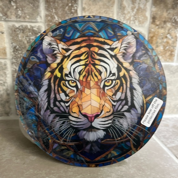 Suncatcher, Tiger head, acrylic. NIP. Hang cord. Protective film cover. 6” diam - Picture 3 of 7